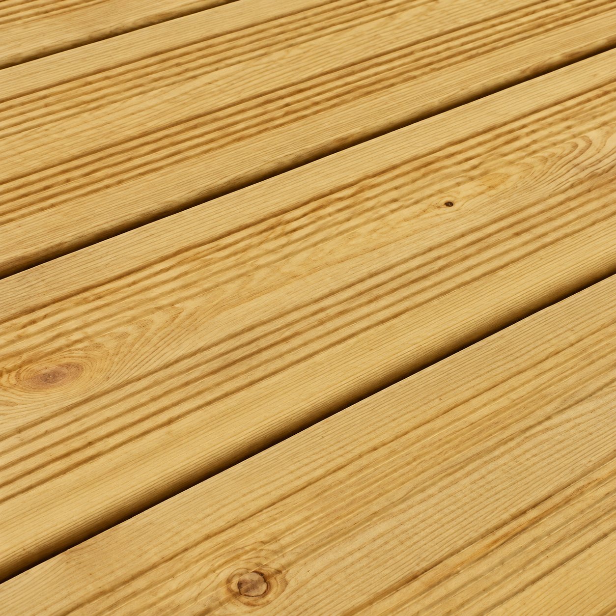 Lames de terrasse en bois clair aux rainures antidérapantes, vues en gros plan